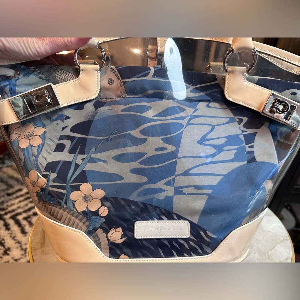 ✨ Salvatore Ferragamo Y2K Scarf Print PVC Tote | Koi + Lotus Snap-In Pouch |Rare - Picture 16 of 16